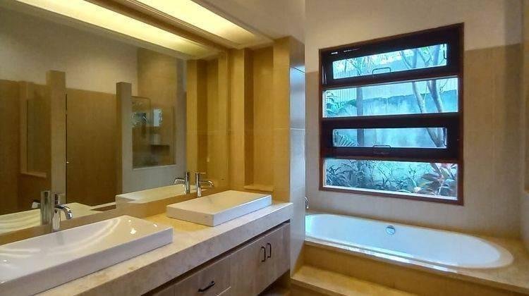 For Rent House Single House Disewakan Cepat Rumah Bangunan 1 Lantai Mewah Single House Taman Cantik Siap Huni Big Garden Harga Murah Good Location Dekat Sekolah Prancis Taman Luas dan Besar Lokasi Strategis harga miring Dan Mrt Dan Kebayoran Baru Dan Kema