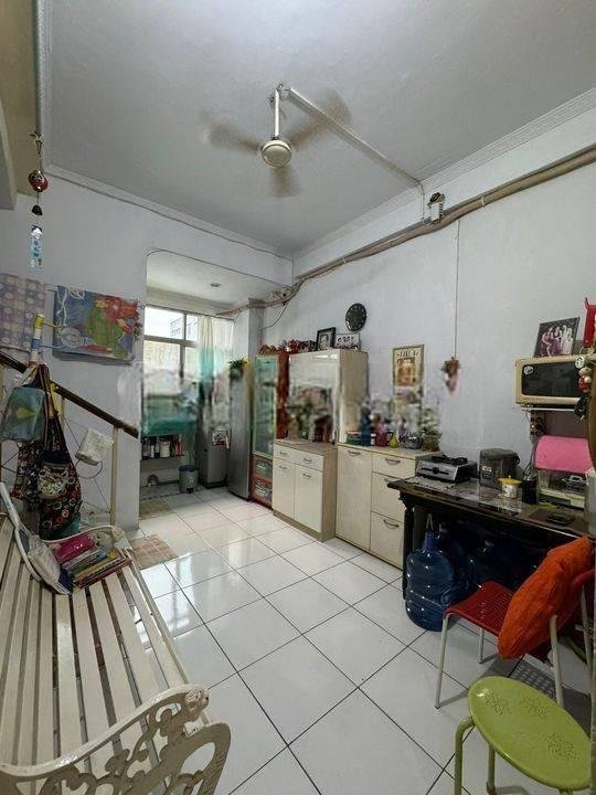 ANA RUMAH+GUDANG DI JELAMBAR