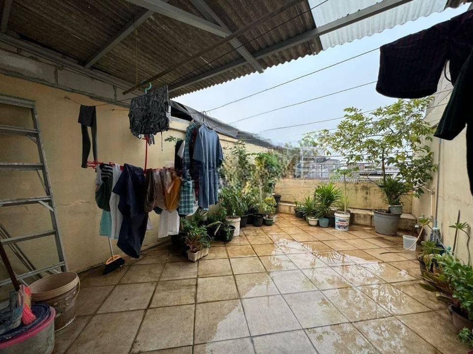 ANA RUMAH+GUDANG DI JELAMBAR