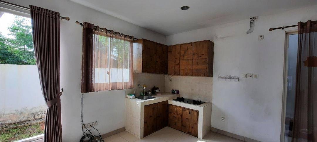 RUMAH HOEK CANTIK Dengan Taman Yang Luas DI Pantai Indah Kapuk