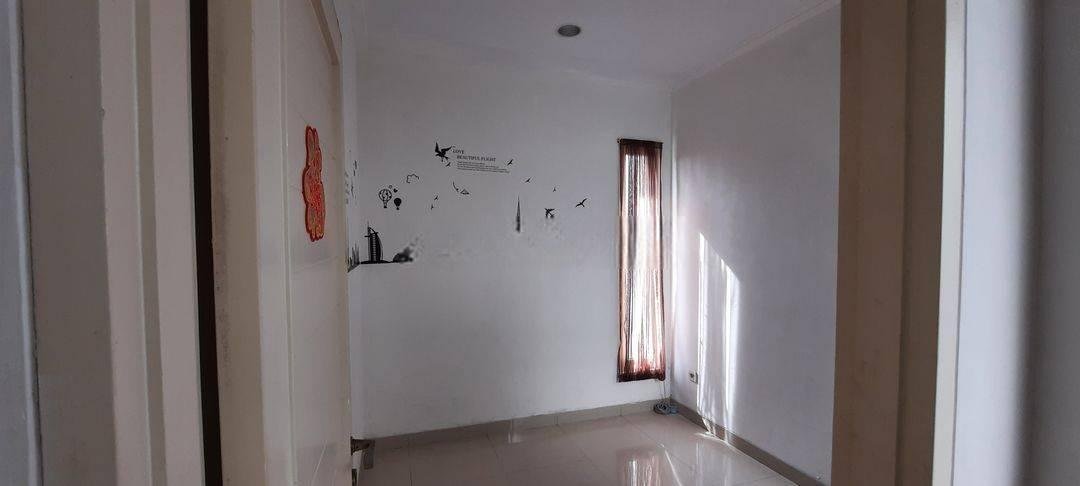 RUMAH HOEK CANTIK Dengan Taman Yang Luas DI Pantai Indah Kapuk