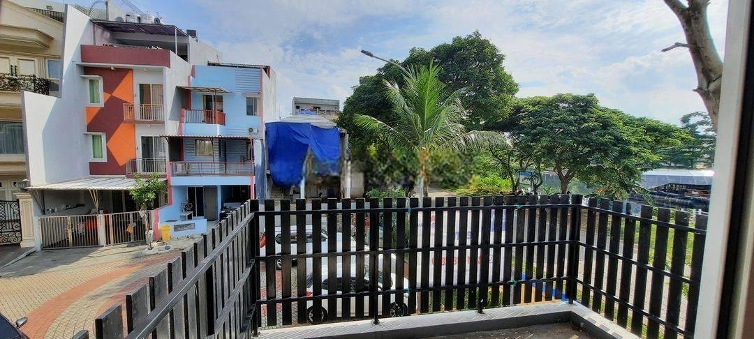 RUMAH HOEK CANTIK Dengan Taman Yang Luas DI Pantai Indah Kapuk