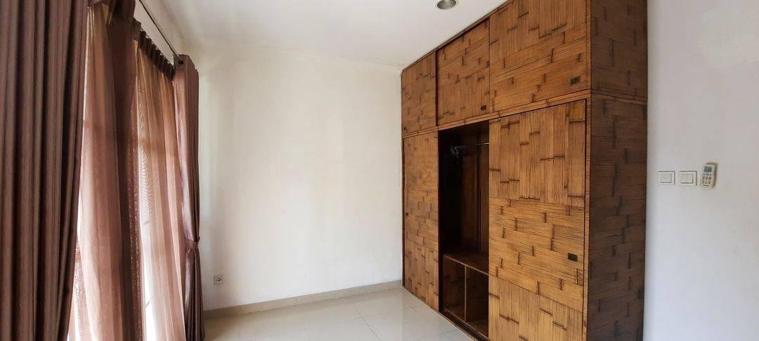 RUMAH HOEK CANTIK Dengan Taman Yang Luas DI Pantai Indah Kapuk