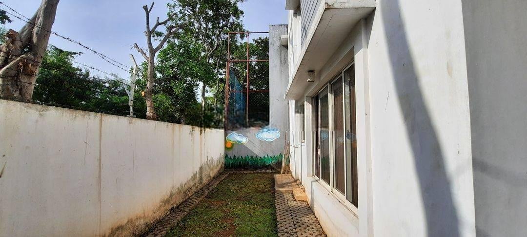 RUMAH HOEK CANTIK Dengan Taman Yang Luas DI Pantai Indah Kapuk