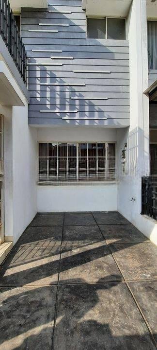 RUMAH HOEK CANTIK Dengan Taman Yang Luas DI Pantai Indah Kapuk