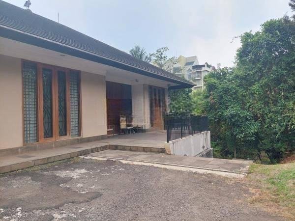 RUMAH LUAS BANGUNAN 2 LANTAI LENGKAP DENGAN KOLAM RENANG LOKASI PONDOK LABU