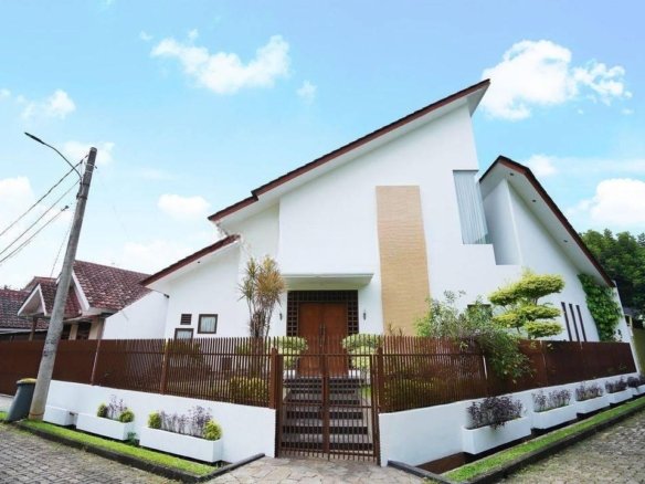 Rumah Mewah Luas Dekat Stasiun Dan Mall di Tangerang Siap Kpr J11380